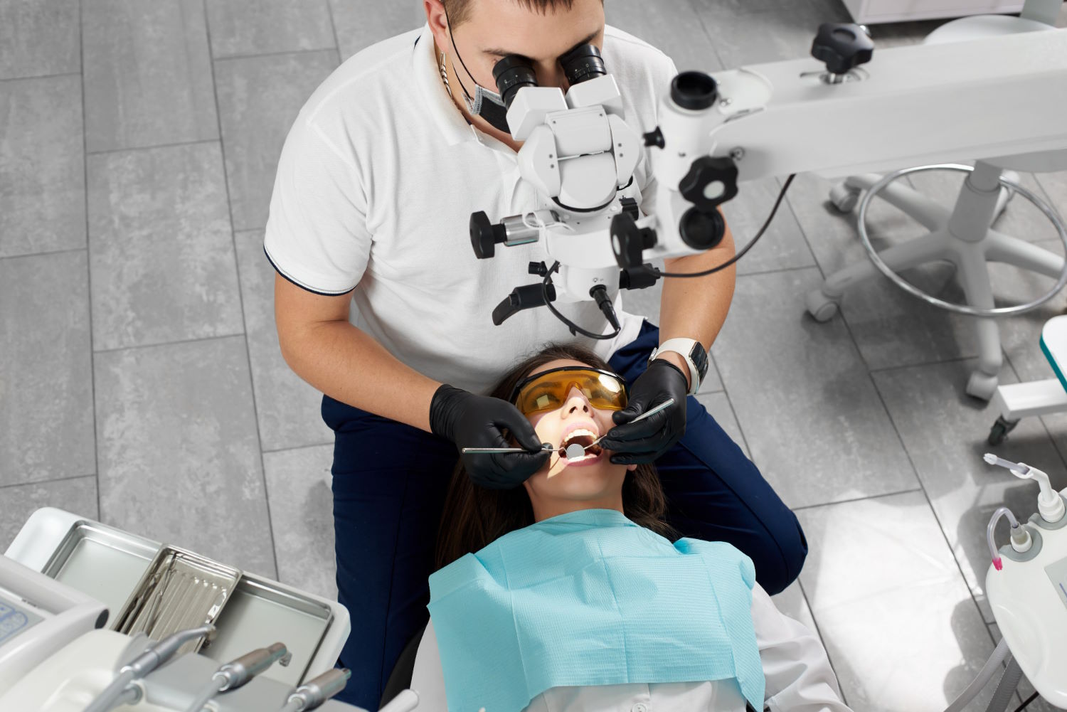 Zaawansowane metody stomatologii mikroskopowej – korzyści płynące z precyzyjnego leczenia zębów przy użyciu powiększenia