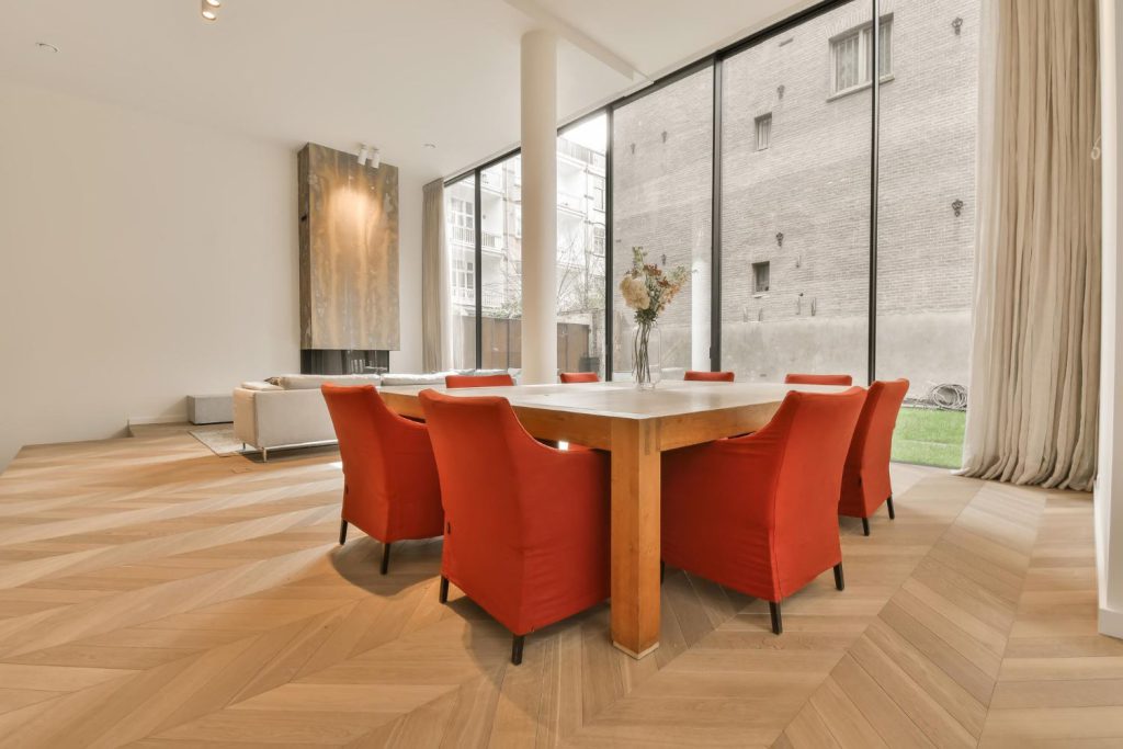 Drewniana podłoga to nie tylko estetyczne rozwiązanie, ale także trwałe i łatwe do utrzymania w czystości