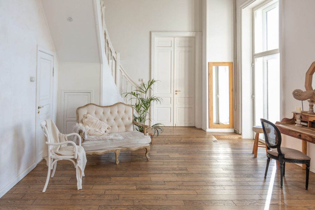 Drewniana podłoga od lat cieszy się dużą popularnością wśród właścicieli domów i mieszkań