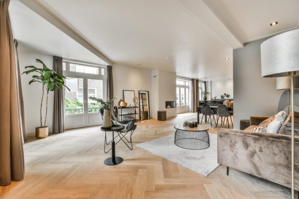 Aby drewniana podłoga zachowała swój urok przez długie lata, wymaga regularnej pielęgnacji