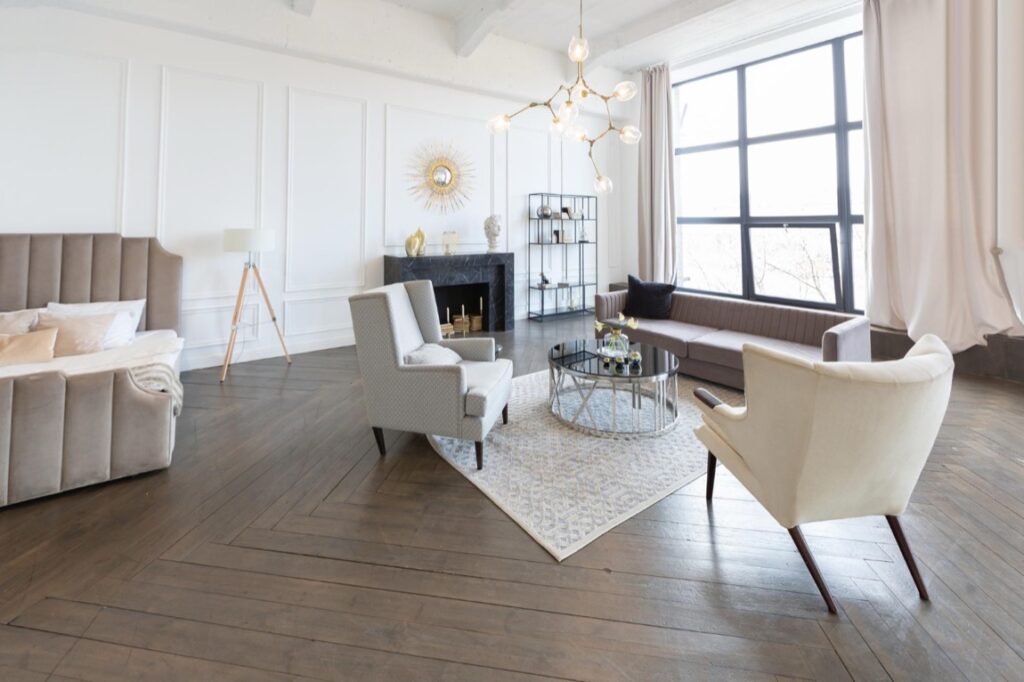 Aby drewniana podłoga zachowała swój urok przez długie lata, wymaga regularnej pielęgnacji